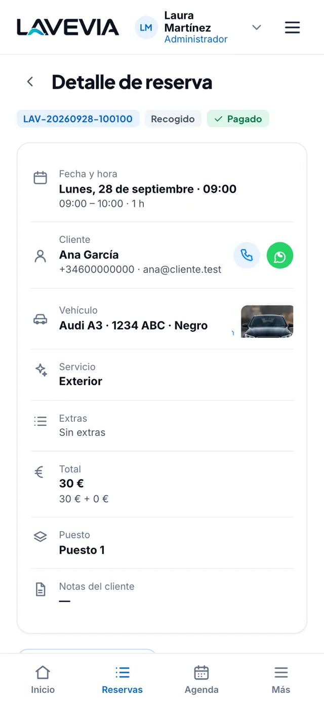Pantalla de Lavevia en un móvil: detalle de una reserva con cliente, vehículo, servicio, total y puesto.